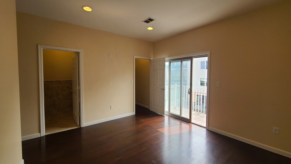 Building Photo - 43 Ravine Ave