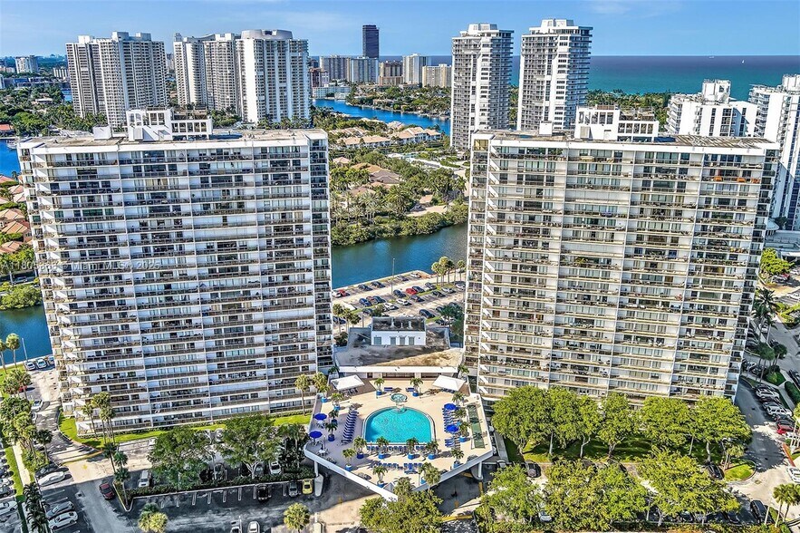 Building Photo - 3731 N Country Club Dr