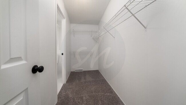 Building Photo - Spacious 4 Bedroom Near Woodman & Black Fo...