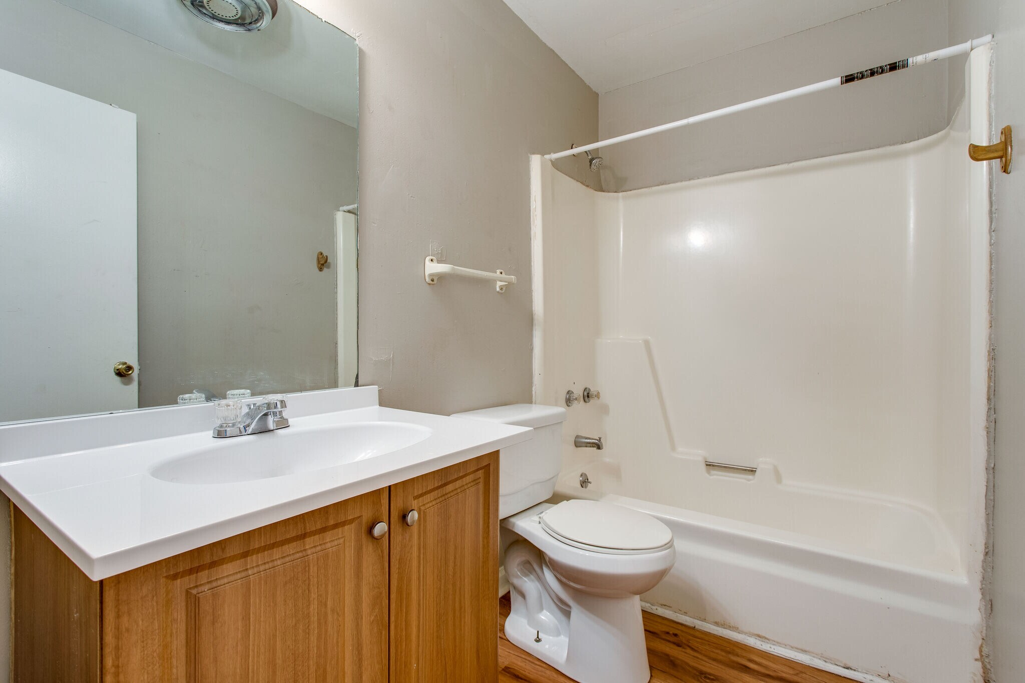 Building Photo - 2428 Woodale Ln