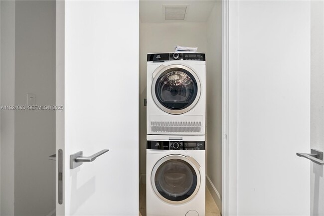 Building Photo - 700 NE 26th Terrace