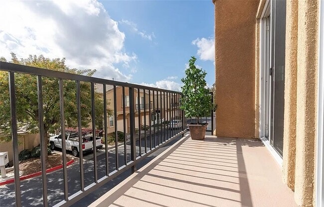 Building Photo - Live Smart in This Stylish 1BR