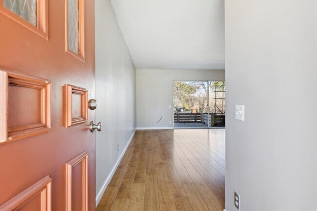 Building Photo - 1304 Mariposa Dr