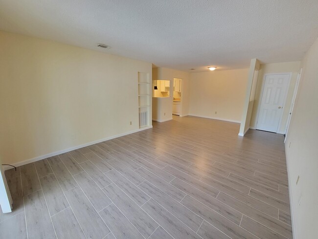 Building Photo - 1610 Green Briar Pkwy