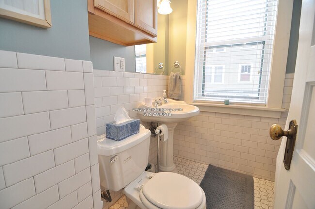 Building Photo - Merriam Park Condo Available September 1st, Main Floor Corner Unit, Hardwood Floors, Sunroom, Par...