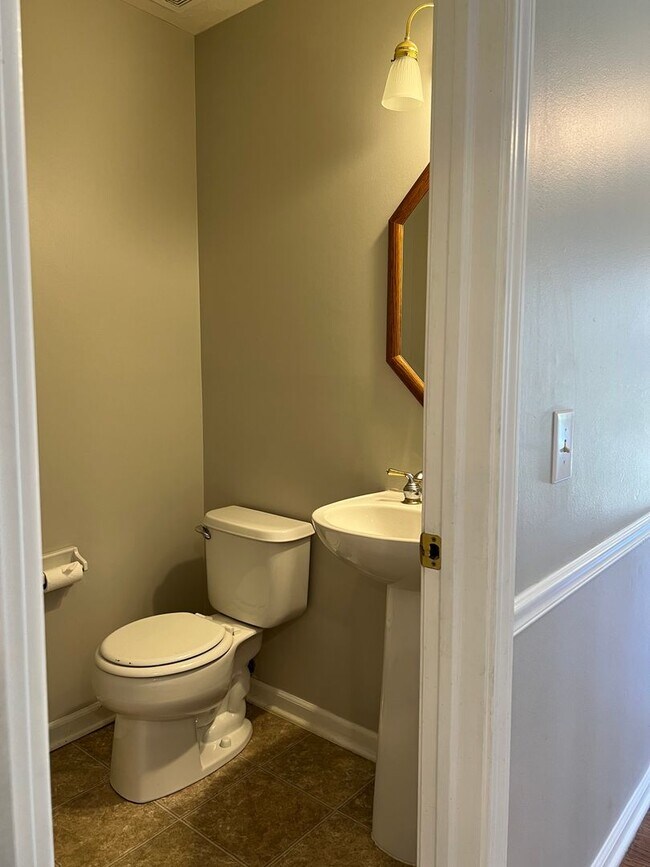 Building Photo - Well-Located 4 Bedroom with Versatile Living Space!!