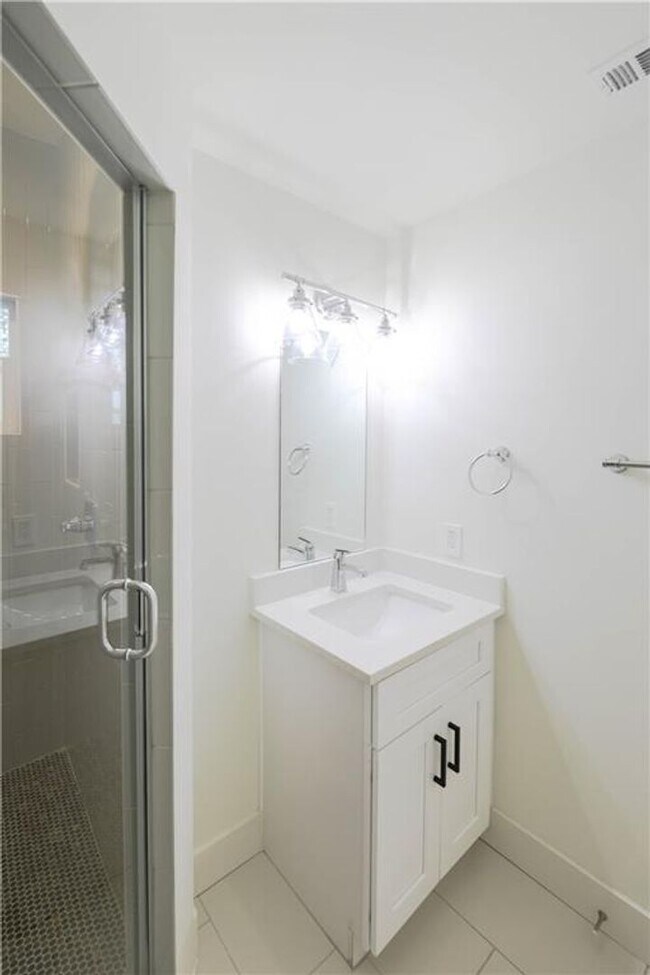 Building Photo - 8 Bedrooms 8 Baths Pre-leasing Now for 2027/2028!!!!