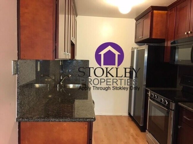 Building Photo - Stokley Properties Presents: 2712 Oak Rd #65!