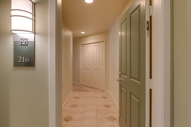 Building Photo - Spacious 2 bedroom Condo in Downtown Redmond