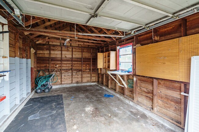 Building Photo - PET FRIENDLY Super Cute Craftsman Home 3 bedroom 1 Bath with Basement