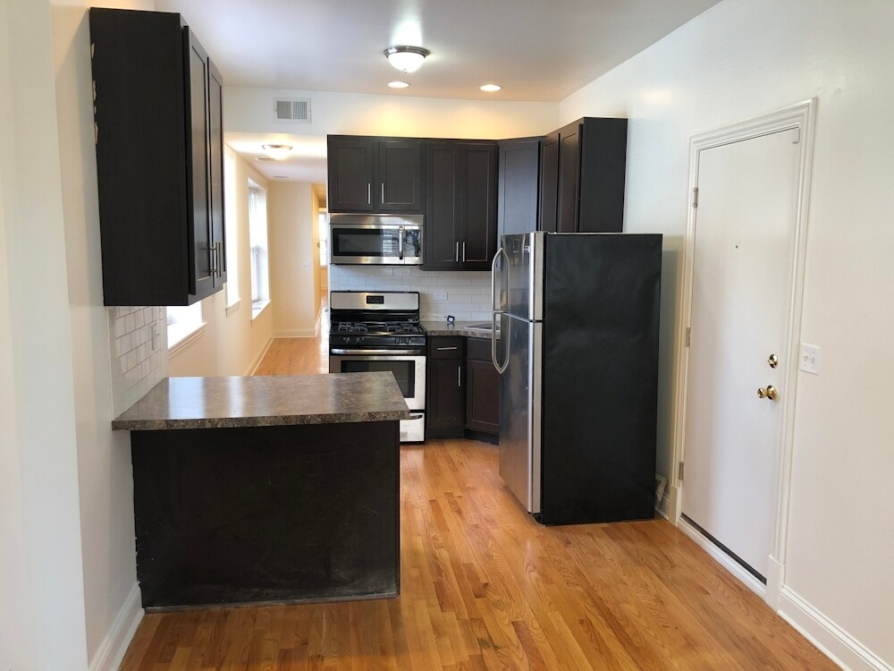 Building Photo - 4452 N Sheridan Rd