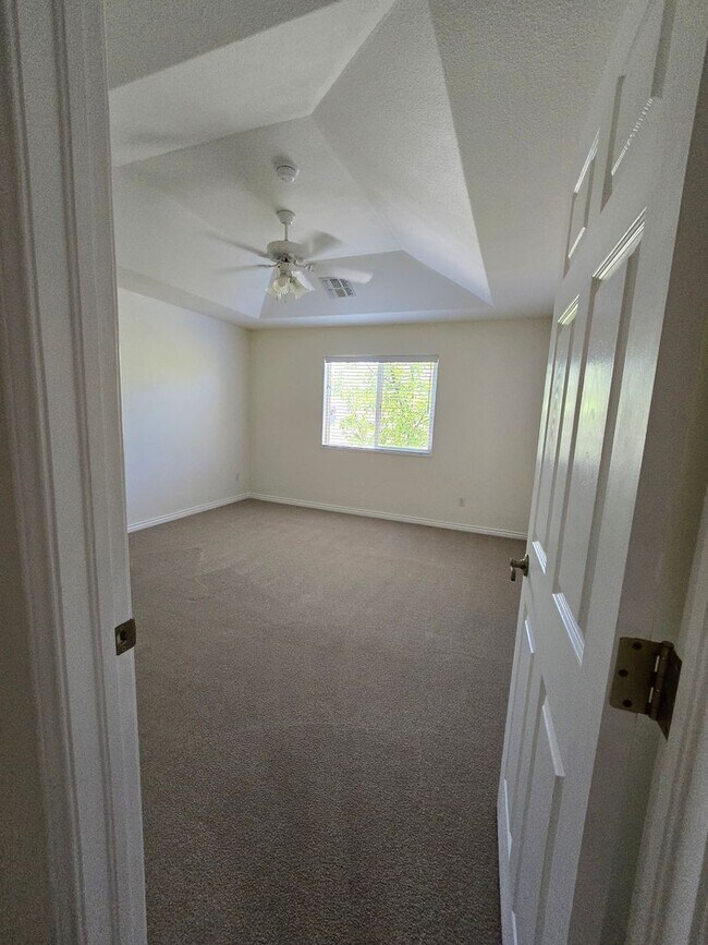 Building Photo - Beautiful single level townhouse located in quiet northwest area.