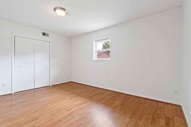 Building Photo - Charming Two Bedroom Home
