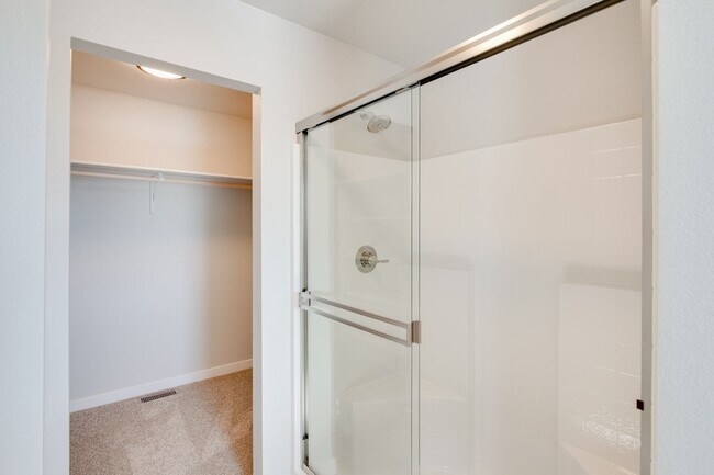 Building Photo - This 3 bedroom/2.5 bath townhome is ready for you!