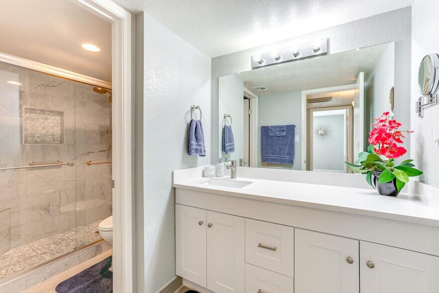 Building Photo - 5995 N 78th St