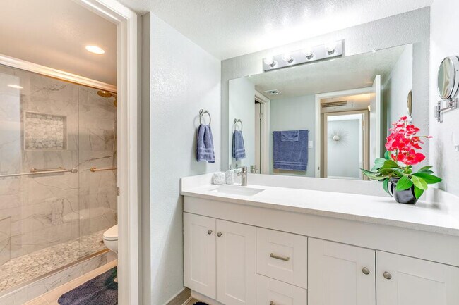 Building Photo - 5995 N 78th St