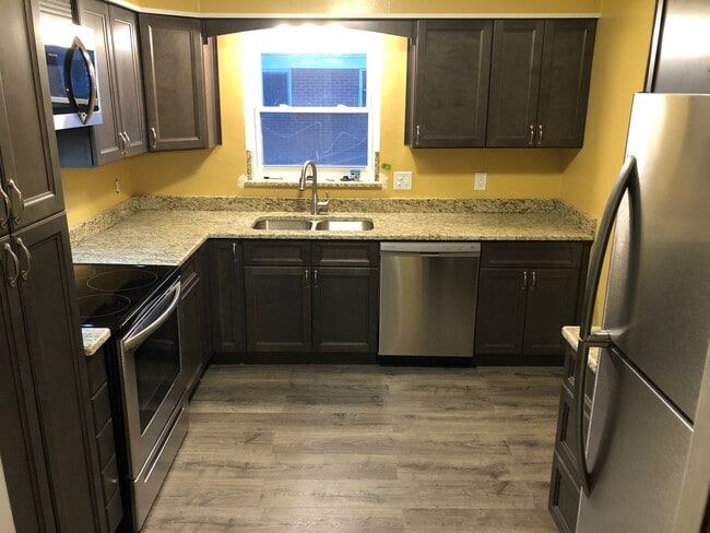 Building Photo - 2881 Chamberlain Rd