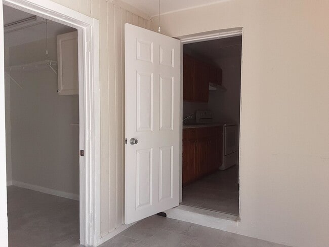 Building Photo - Charming 2/1 Single Family Home with large...