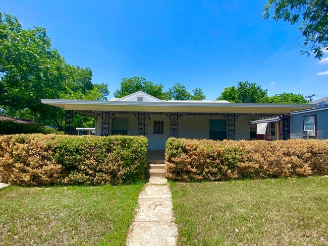 Building Photo - HUGA, Adorable 4 bedroom 3 bath home plus bonus room! MUST SEE to appreciate!