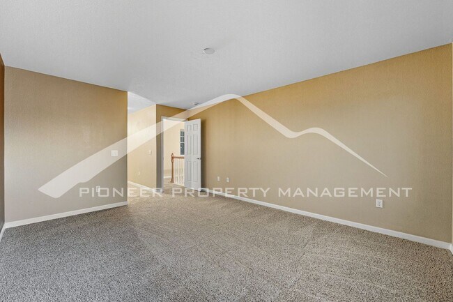 Building Photo - Gorgeous Townhouse with Gas Fireplace and ...