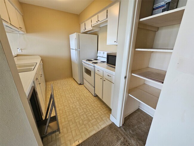 Building Photo - 12600 Melville Dr