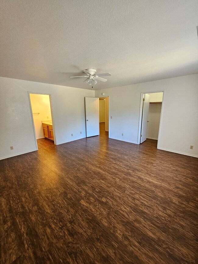 Building Photo - 2356-2356 Bushnell St