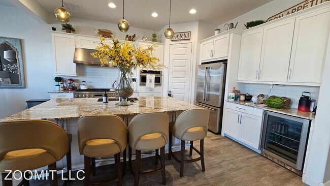 Building Photo - 4 br, 3 bath House - 164 E. Taurus Place