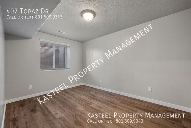 Building Photo - 407 Topaz Dr