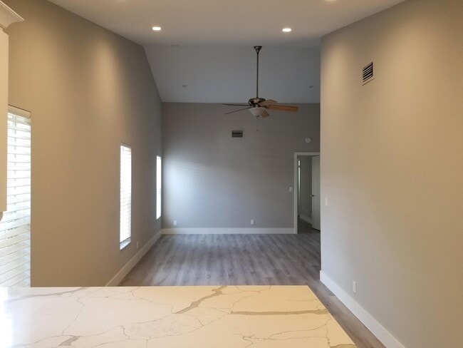 Building Photo - 8863 SE Hobe Ridge Ave