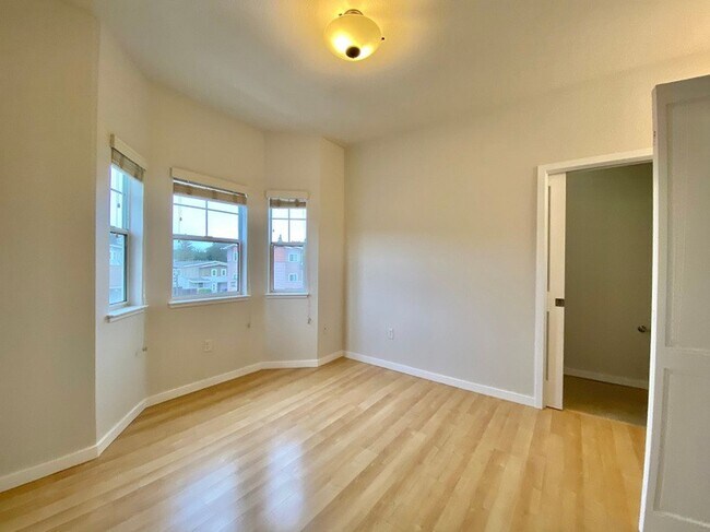 Building Photo - 140 Valley Oak Dr