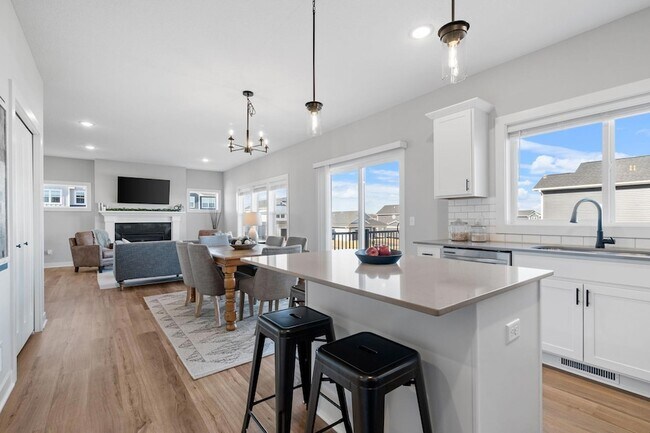 Building Photo - 13130 ISETTA CIR NE