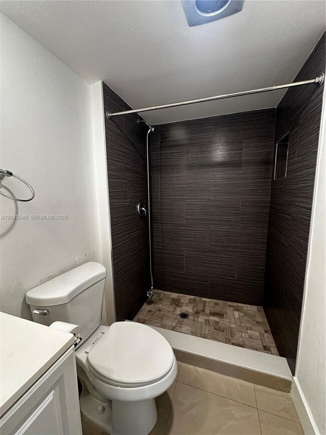 Building Photo - 3475 N Country Club Dr