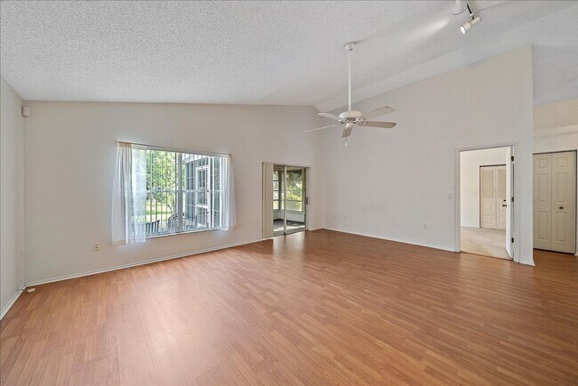 Building Photo - Annual 3 bed 2 bath house with a garage av...
