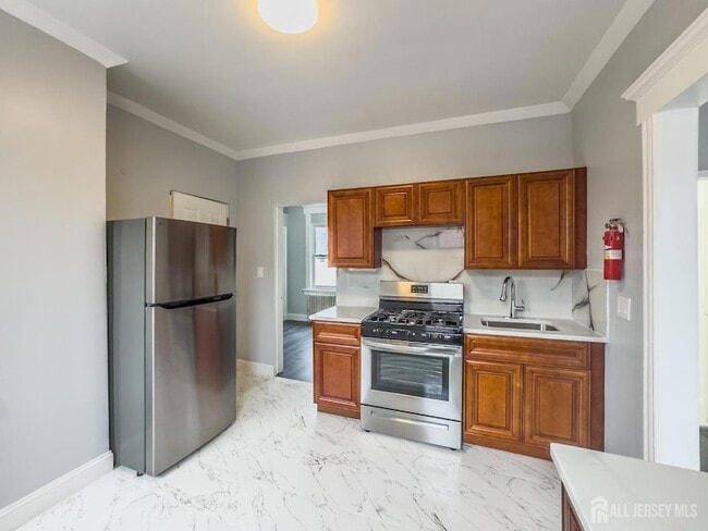 Building Photo - 556 Roosevelt Ave