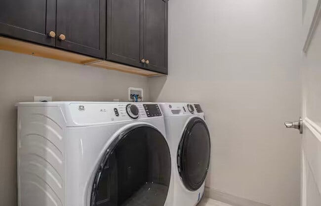 Building Photo - Fully Furnished 2 Master Suites | Luxe Townhome Near UNMC