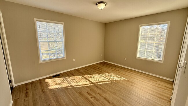 Building Photo - 2004 Chambers Dr NE