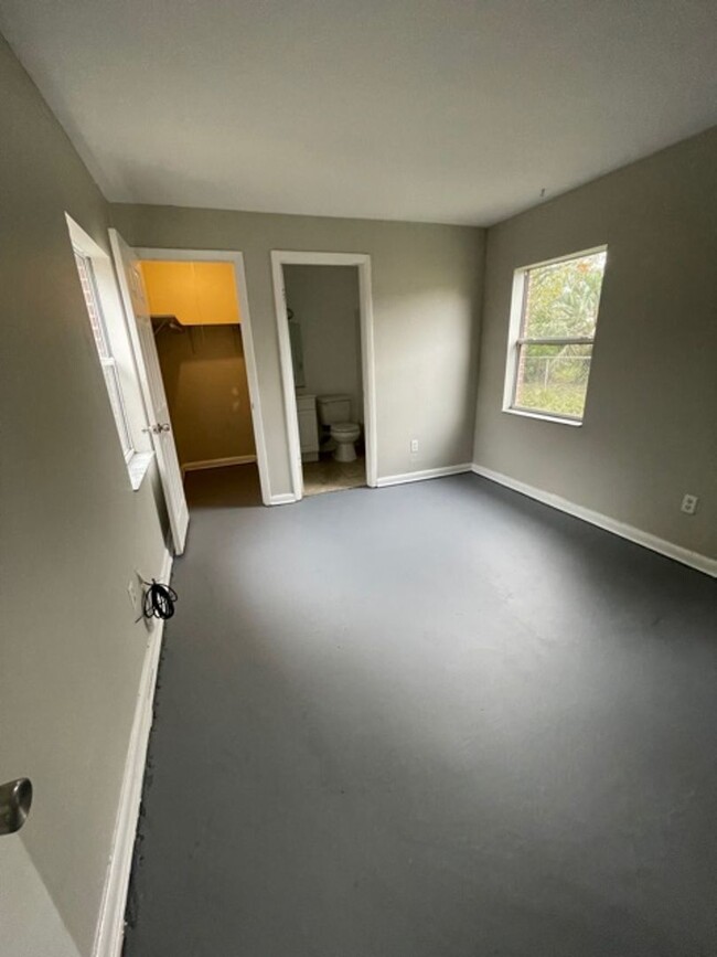 Building Photo - 3 Bed 2 Bath Home Pet Friendly Section 8 &...