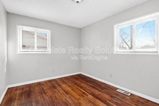 Building Photo - 1324 Columbus Dr