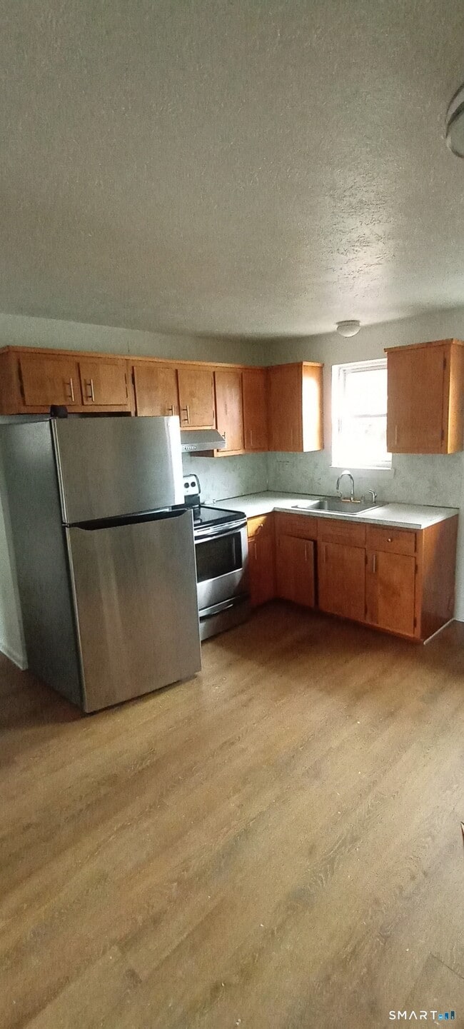 Building Photo - 152 Surrey Dr