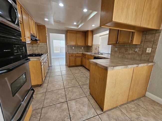 Building Photo - New Listing!