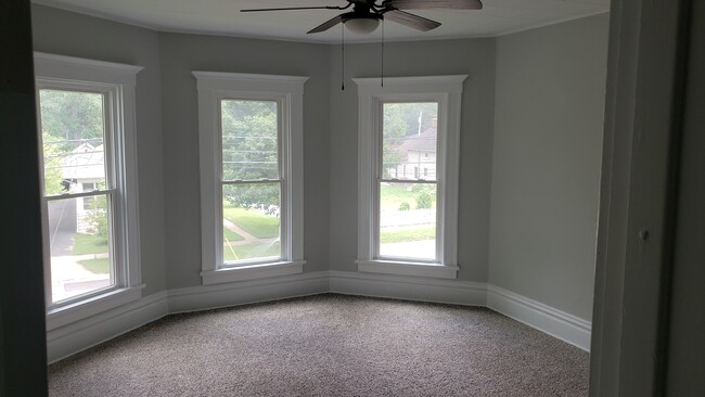 Master Bedroom - 211 N Prairie St