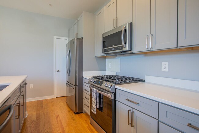 Building Photo - Gorgeous 4 BR/3.5 BA EOG Townhome in Silve...