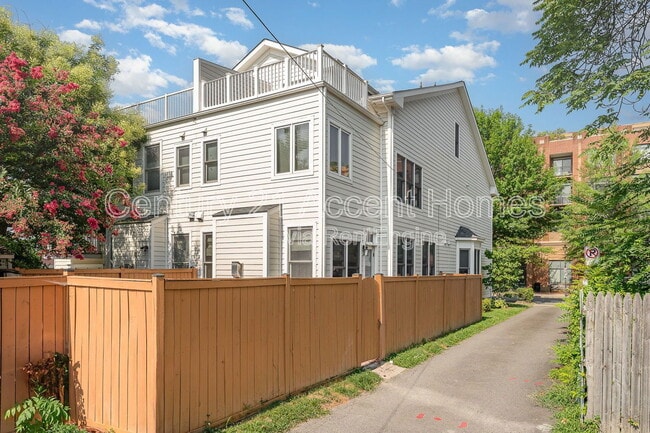 Building Photo - 515 N Henry St