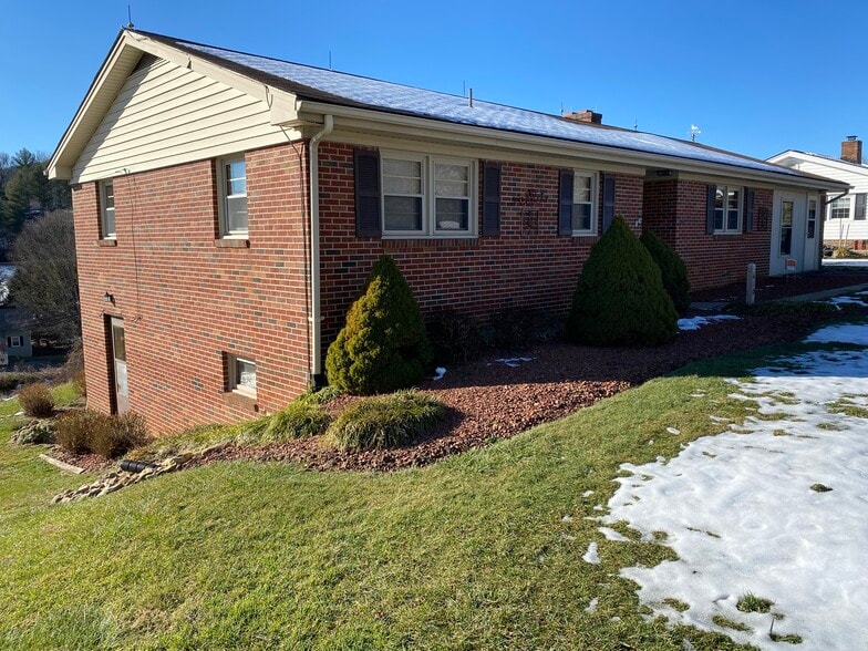 Primary Photo - 410 Colonial Ave