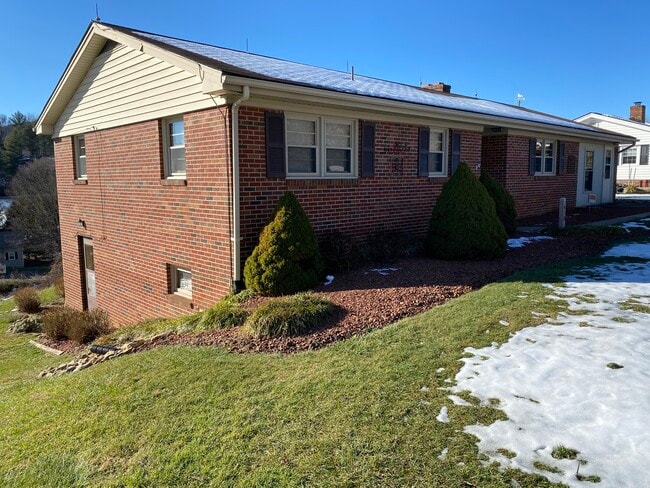 Building Photo - 410 Colonial Ave