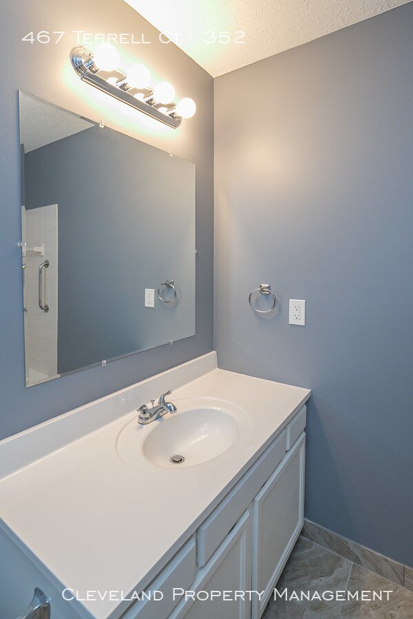 Building Photo - 2 Bedroom Richmond Hts Condo