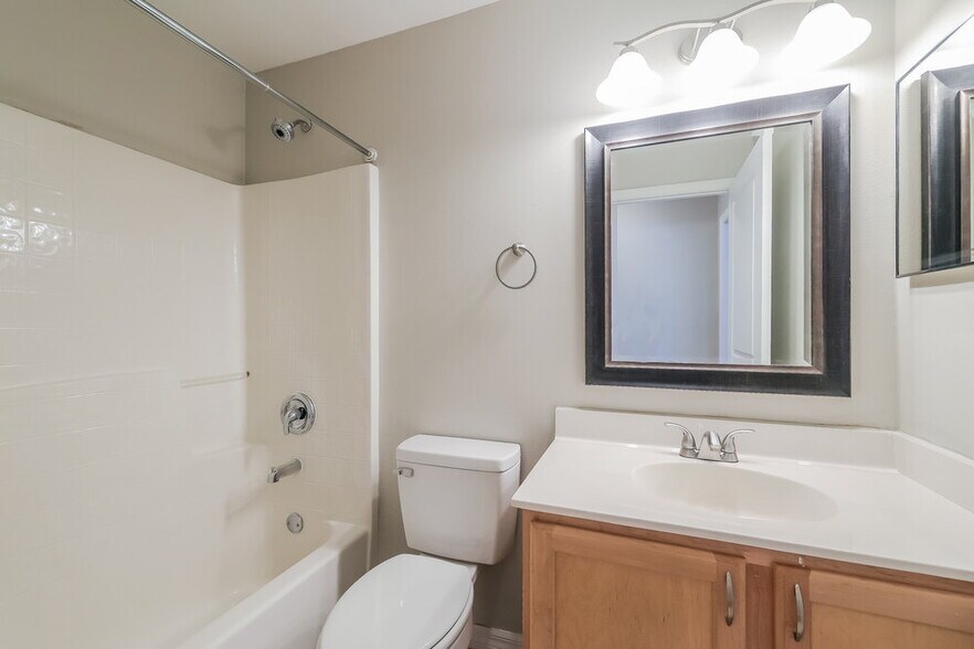 Building Photo - 128 Oak View Pl