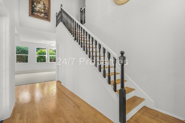 Building Photo - Inviting 3 BD | 2.5 BA Home w/ Massive Bac...