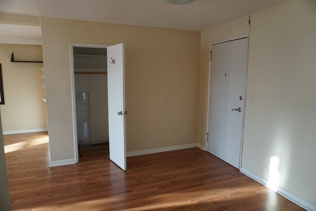 Apartment entry - 700 Summer St