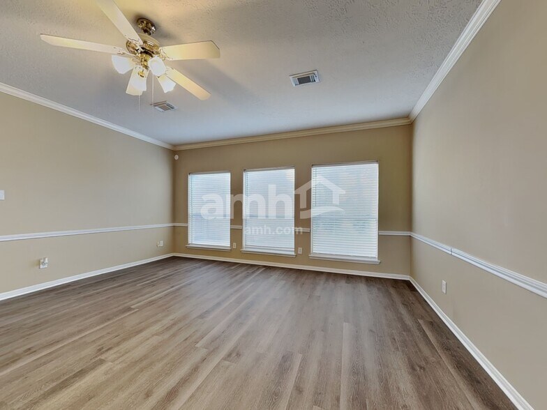 Building Photo - 11911 Lakewood Hills Dr